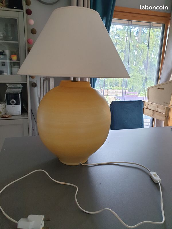 Lampe de salon jaune pastel (image 3)