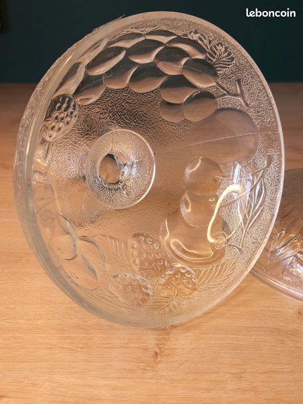🍇 Bonbonnière ancienne sur pied en verre moulé – Décor fruits & feuillage (image 2)