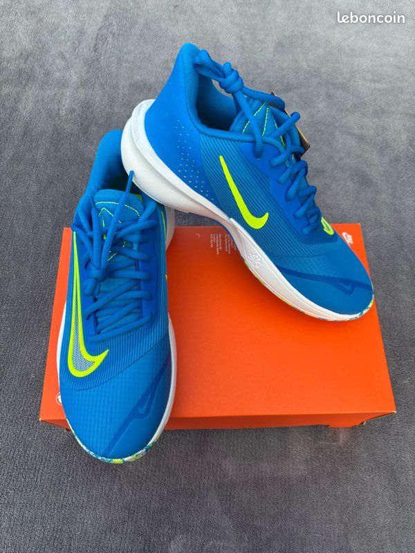 Paire de basketball Nike precision bleu et jaune logo intégré