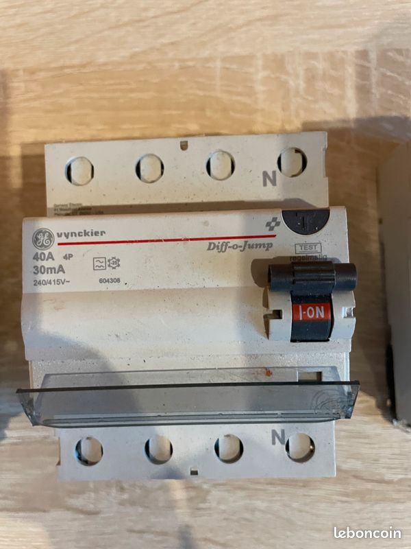 Interrupteur disjoncteur fusible temporisation … Materiel divers électricité pour compteur : Disjoncteur (image 10)