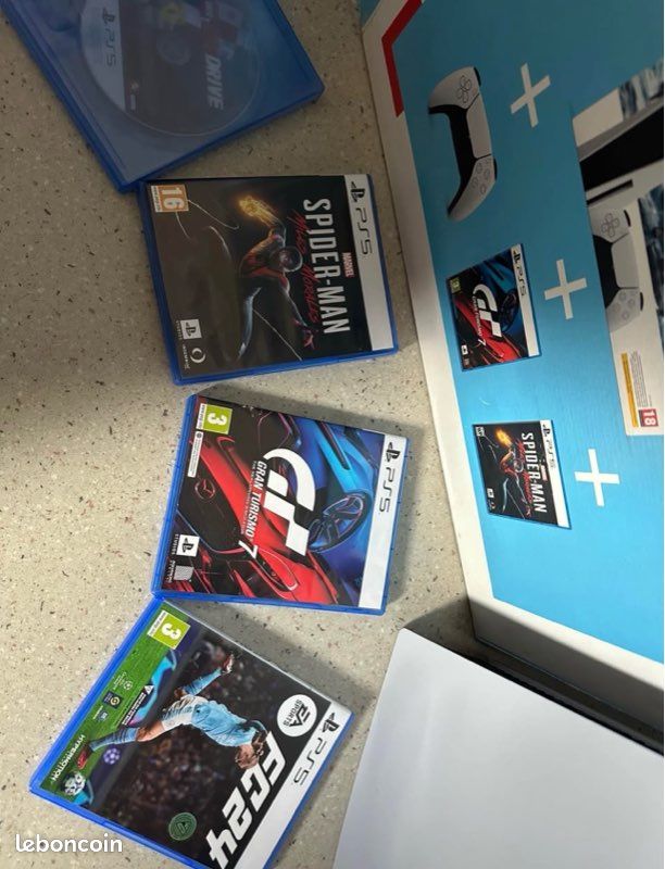 PlayStation 5 Standard - Pack complet avec 2 manettes + 4 jeux - Très bon état (image 2)