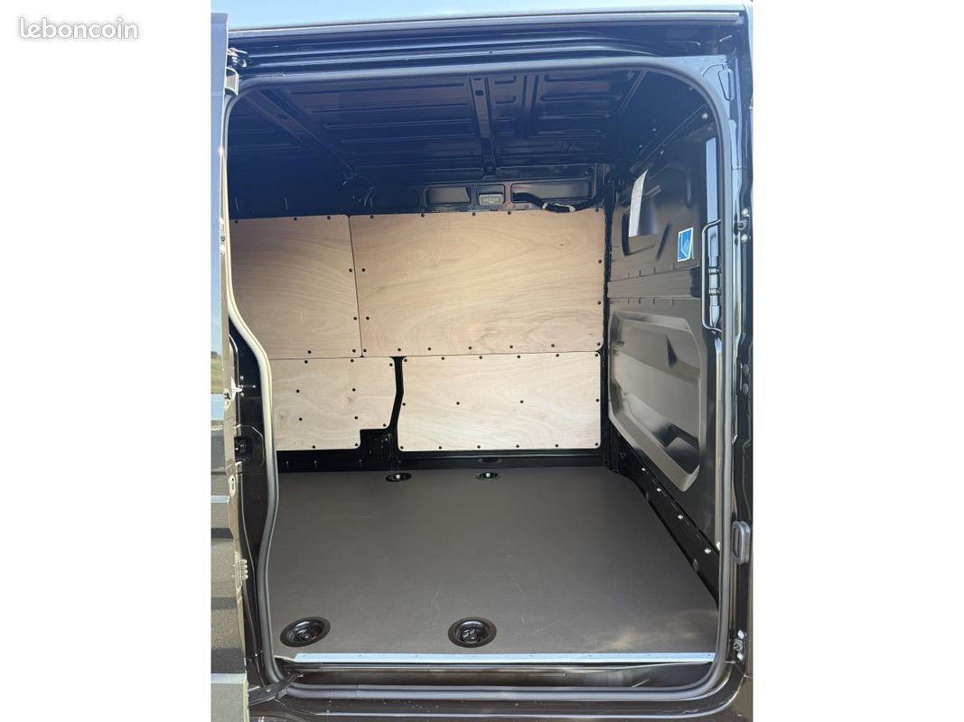 NISSAN INTERSTAR Tekna 3.5t L2H2 2.0 dCi - 150 - kit bois - Noir Crepuscule - Disponible en stock (image 5)