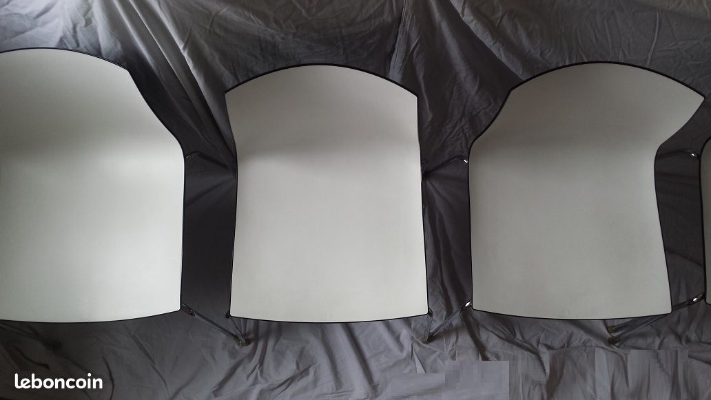 Lot 4 chaises élégantes, marque Arper Catifa 46, bicolore blanc/noir, pieds acier chromé et patins (image 6)