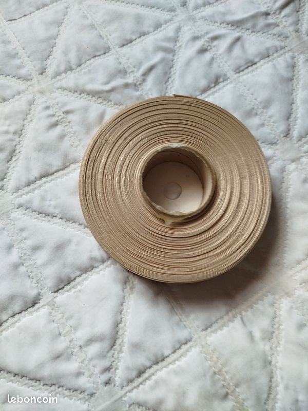 Rouleau de ruban satin (image 1)