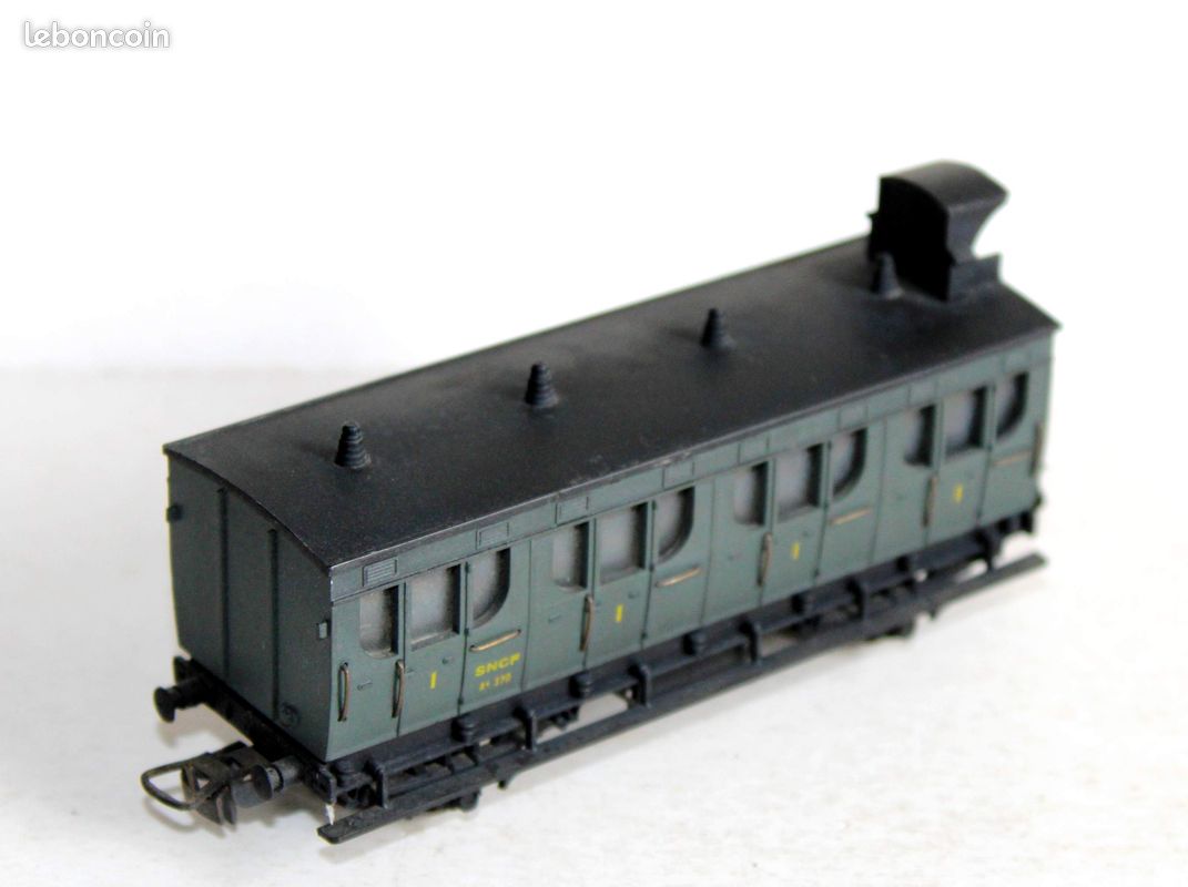 MMM RG HO, 1/87 VOITURE VOYAGEUR AVEC GUERITE, WAGON A COMPARTIMENT ET PORTIERE LATERALE, 1e CLASSE SNCF A4 (image 1)