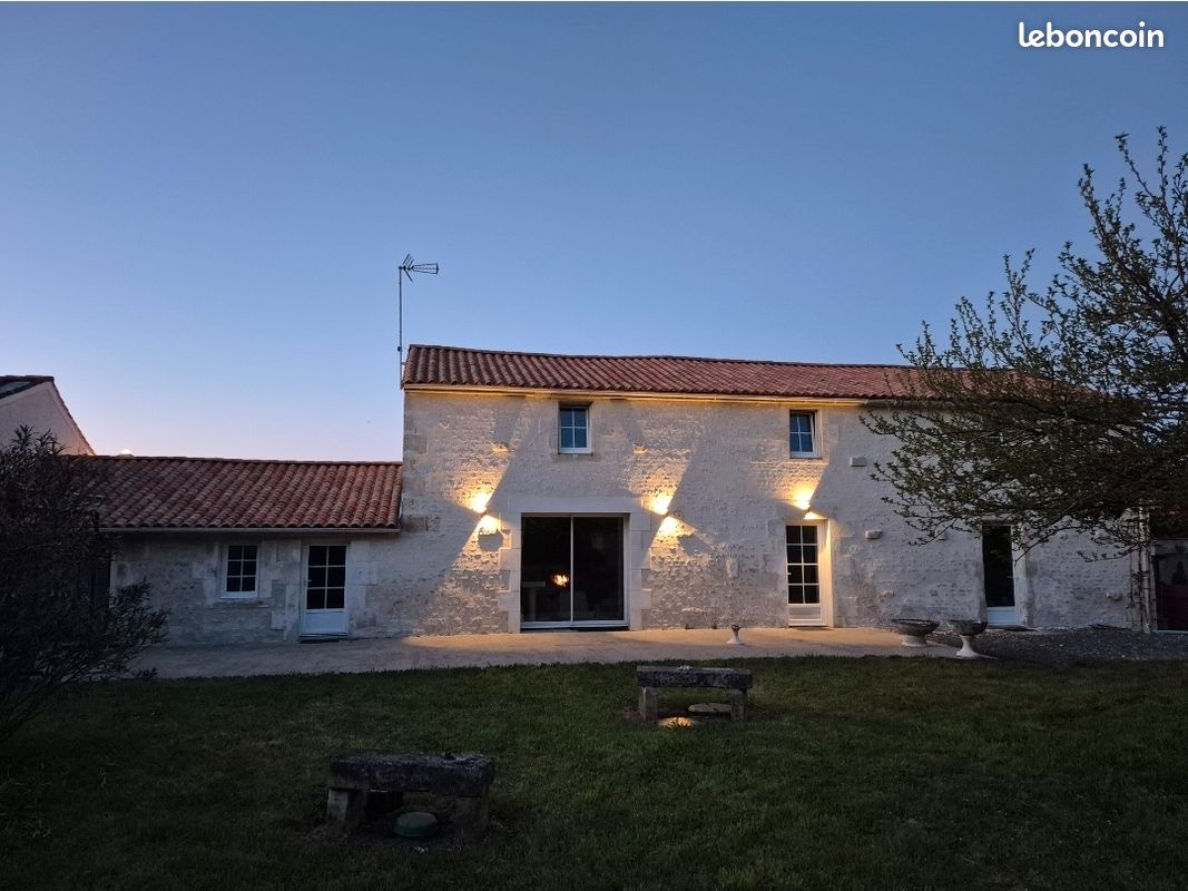 Maison 5 pièces 218 m² · à Les Magnils-Reigniers · 218 m² · 390 000 €