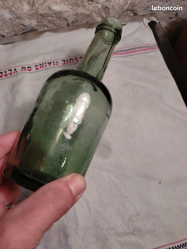 Bouteille Ancienne Soufflée Et Gravée V. Peillod à Neuville-sur-Ain - Occasion, Pièce De Collection