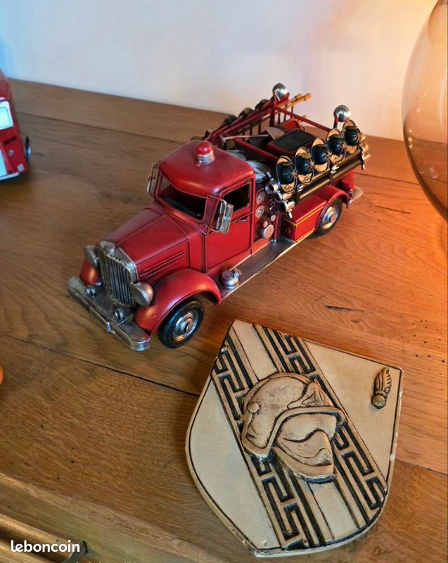 VULLI CAMION POMPIERS PIN PON +3 PERSONNAGES VINTAGE 1976 TRES RARE IMPORT USA