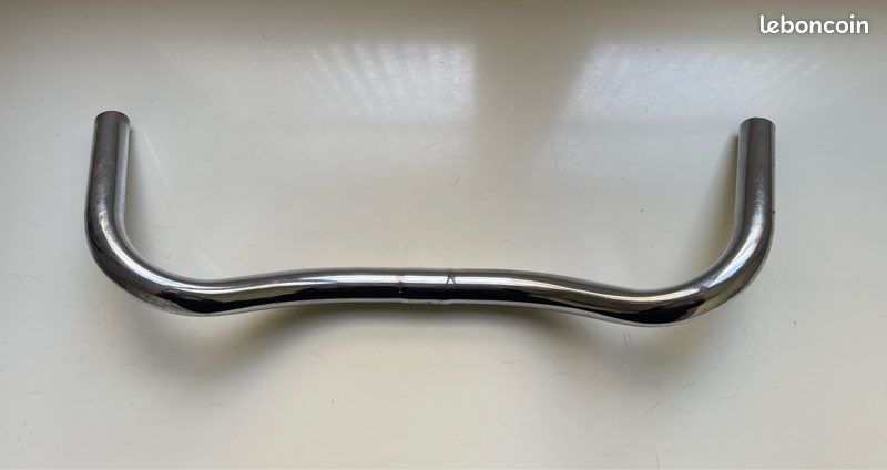 Guidon cintre moustache en acier pour un vélo de ville ancien