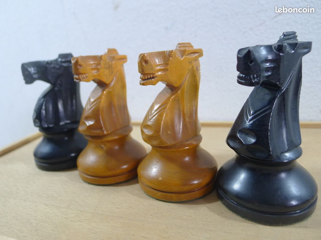 Jeu D'échecs Français LARDY - Buis, Plombé, Patins Feutre - Roi 70 Mm - Occasion