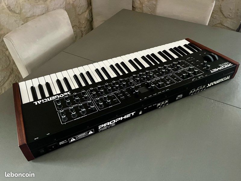 Sequential® Prophet REV2 + flight case (image 4)
