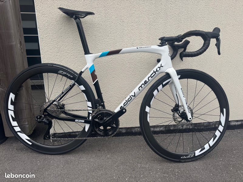 Dispo en XS, S, M, L et XL ) Vélo de route team AG2R Eddy Merckx 525 disc - groupe Shimano 105 di2 12 vitesses - roues carbone Mavic / Newmen (image 2)