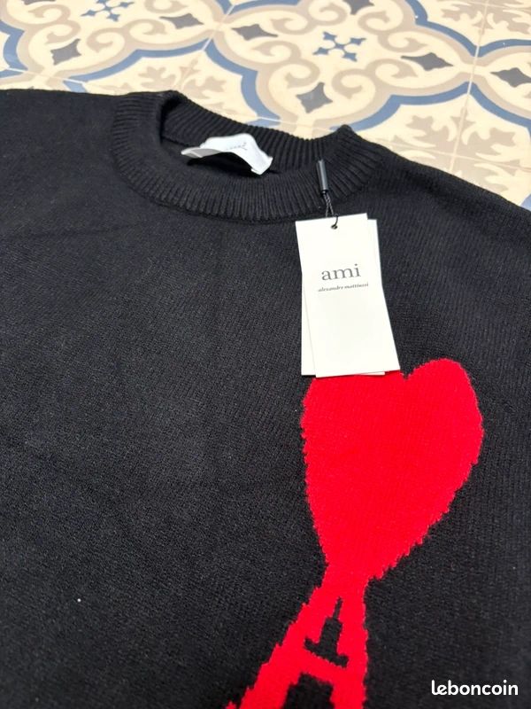 Pull Ami noir cœur rouge (image 2)