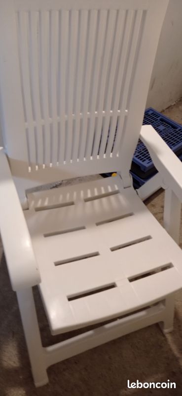 Chaise blanche (image 1)