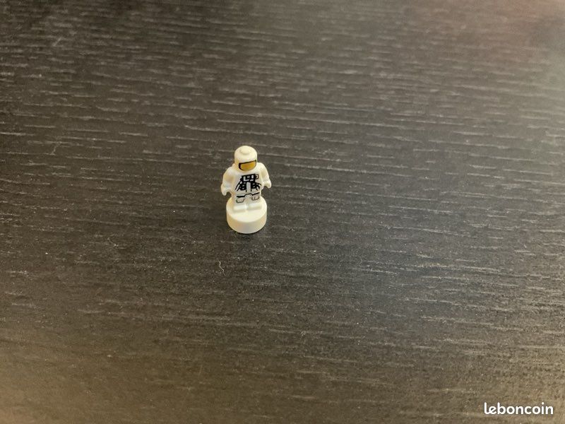 Petit perssnage lego très rare (image 1)