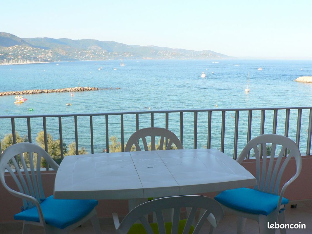 Bormes les Mimosas T2 état neuf, pieds dans l'eau, sur baie du Lavandou (image 1)