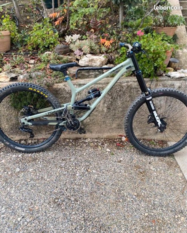 VTT DH commencal furious 2022 (image 3)