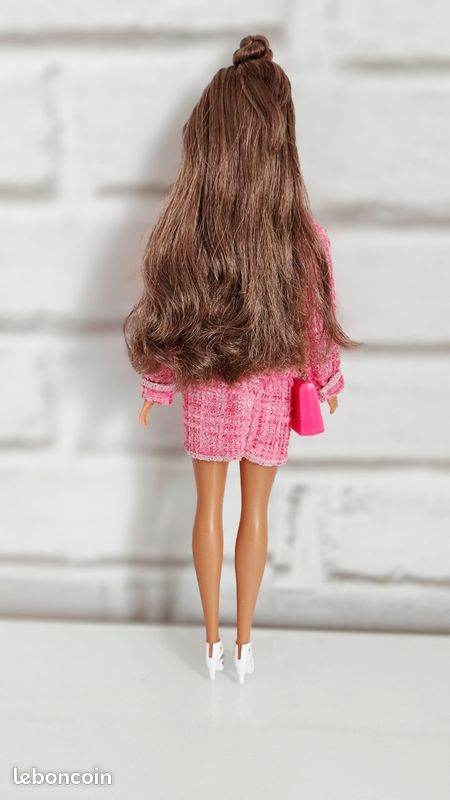 Barbie Poupée Stylisée par Iris Apfel avec Tailleur Pantalon en Brocart