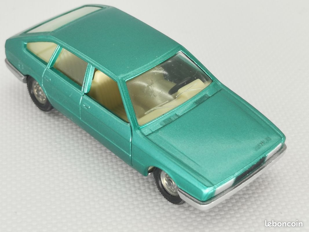 Voiture Miniature Pilen 1/64 - Chrysler 150 Bleue - En Boîte - Occasion