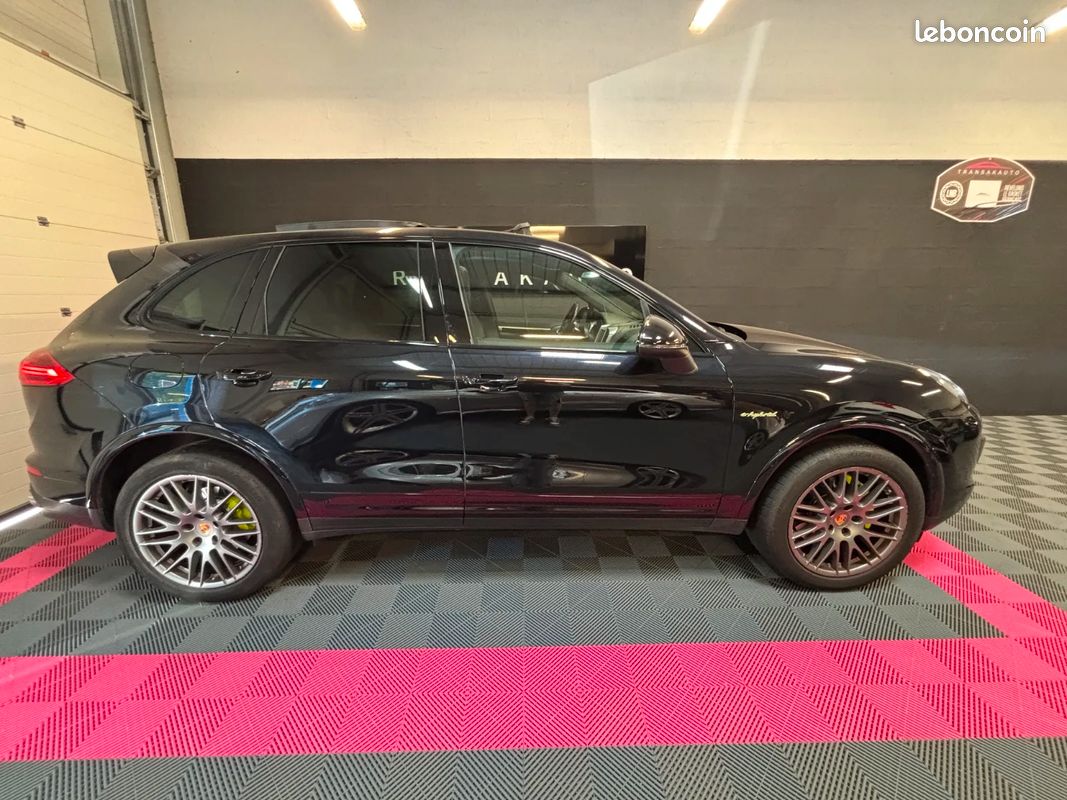 PORSCHE CAYENNE 3.0 V6 416 ch S Platinium Edition E-Hybrid Tiptronic / 1ere Main / PDLS+ / Toit Ouvrant / Camera (image 6)