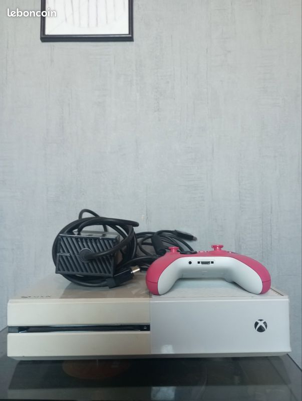 Xbox One + accessoires 
Je mets en vente ma Xbox One blanche, iéale pour jouer dès réception.
🎮 Contenu du pack :
Console Xbox One
Manette (rose/blanche)
Câbles d’alimentation et HDMI (image 1)
