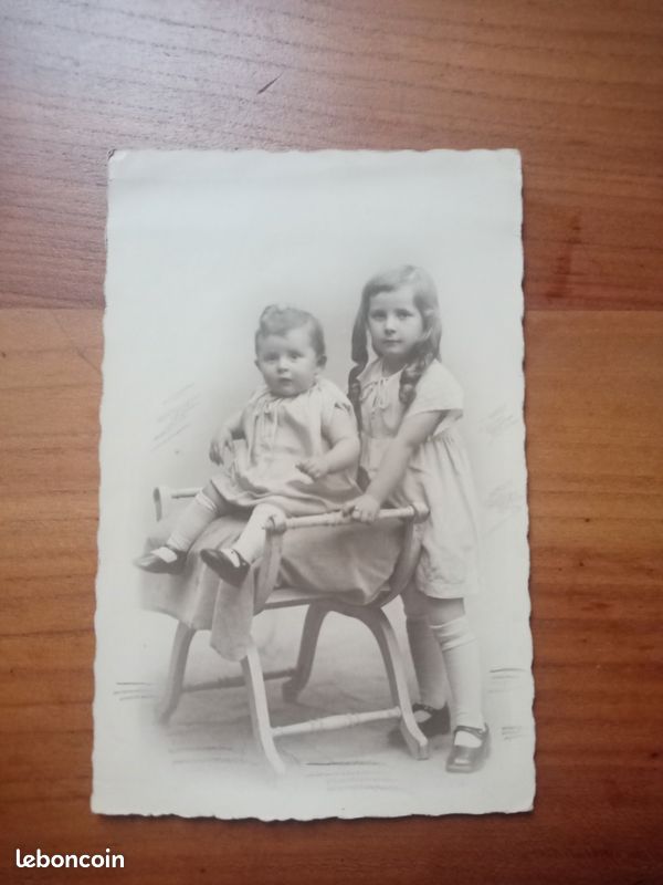 Mère Et Enfant Sur Une Balançoire Dans Le Jardin · Photo gratuite