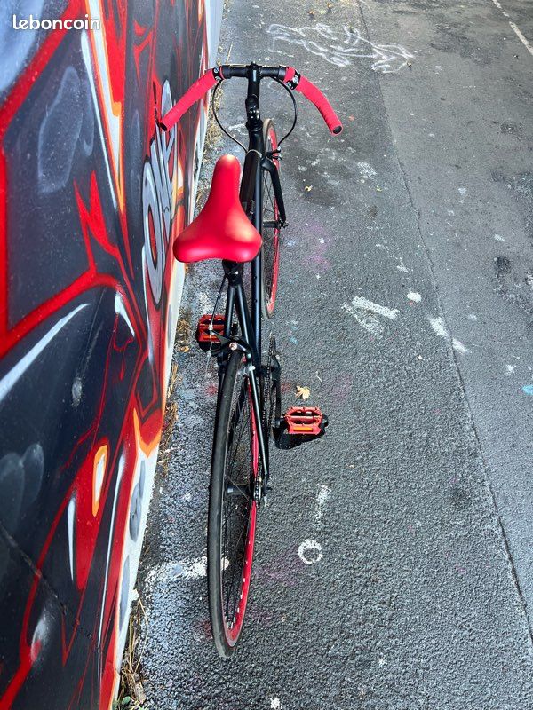 Vélo Noir & Rouge (image 4)