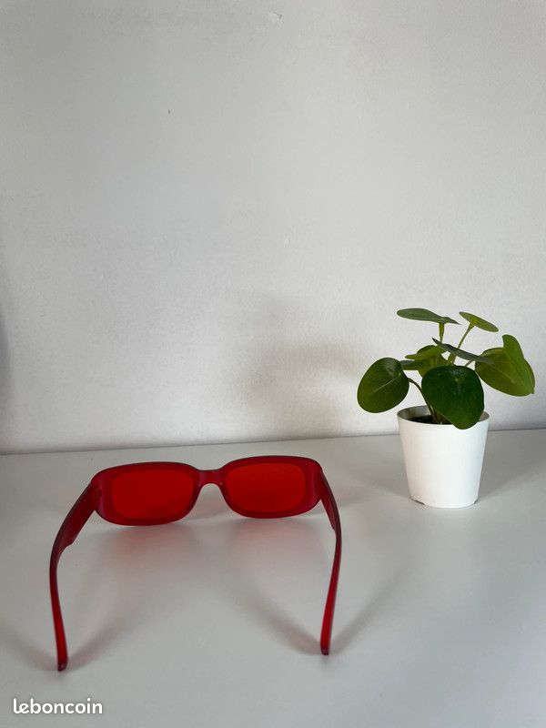 Lunettes rouges neuves (image 4)