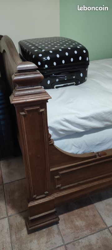 Lit coin ancien avec sommier et table de nuit (image 3)