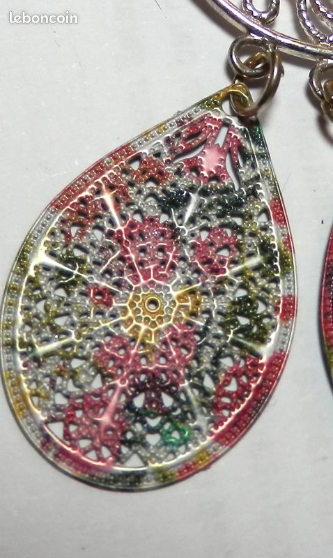 Boucles oreilles chandelier perles en métal coloré (image 3)