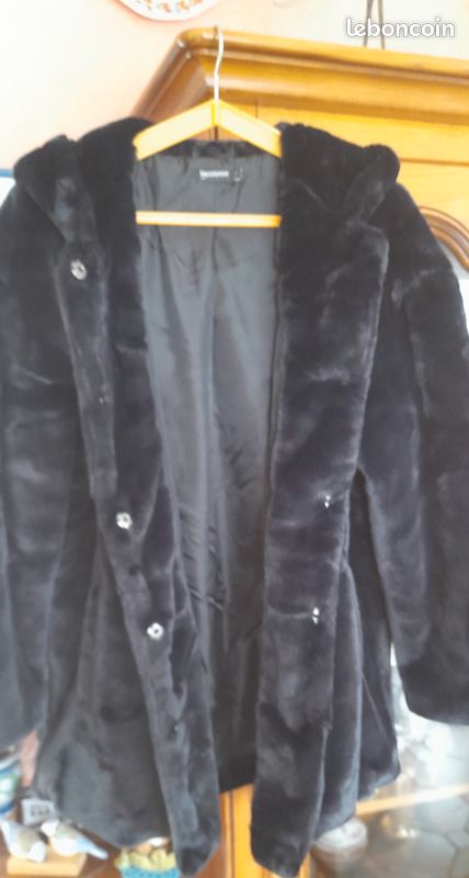 Manteau noir en fourrure synthétique neuf (image 3)