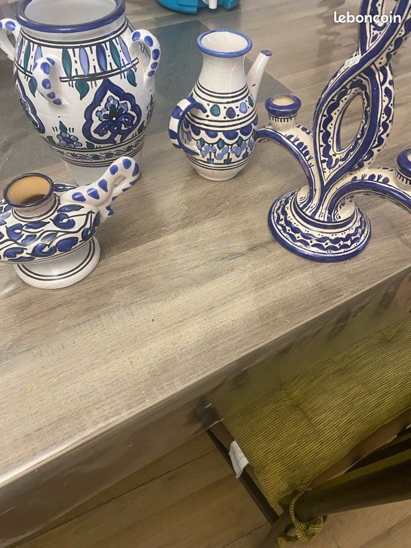 Cet ensemble de céramiques artisanales tunisiennes aux motifs traditionnels bleus et blancs se compose de divers objets décoratifs, notamment une grande jarre à anses, un petit pichet et un bougeoir s (image 3)