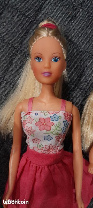 Fausse barbie en promenade en poussette avec ses deux enfants (image 3)