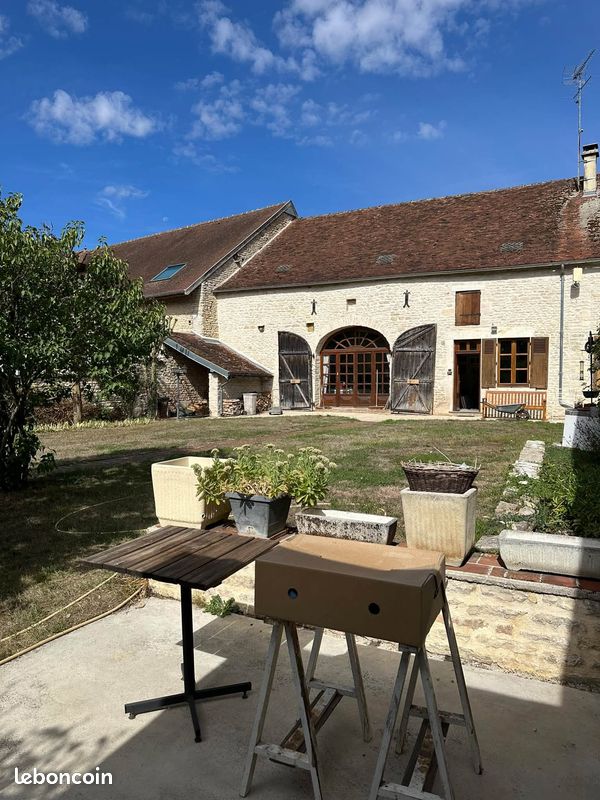 Maison 8 pièces 221 m² · à Avirey-Lingey · 221 m² · 218 000 €