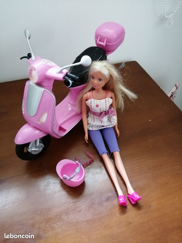 Steffi love et son scooter (image 1)