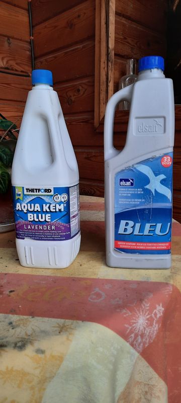 Puissant additif sanitaire pour WC CHIMIQUE Aqua Kem blue 2L