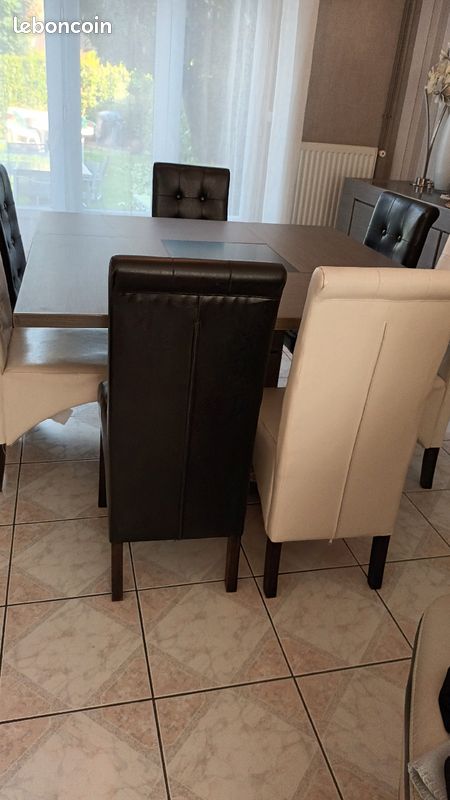 Table pour salle à mangé et 7 chaises (image 5)
