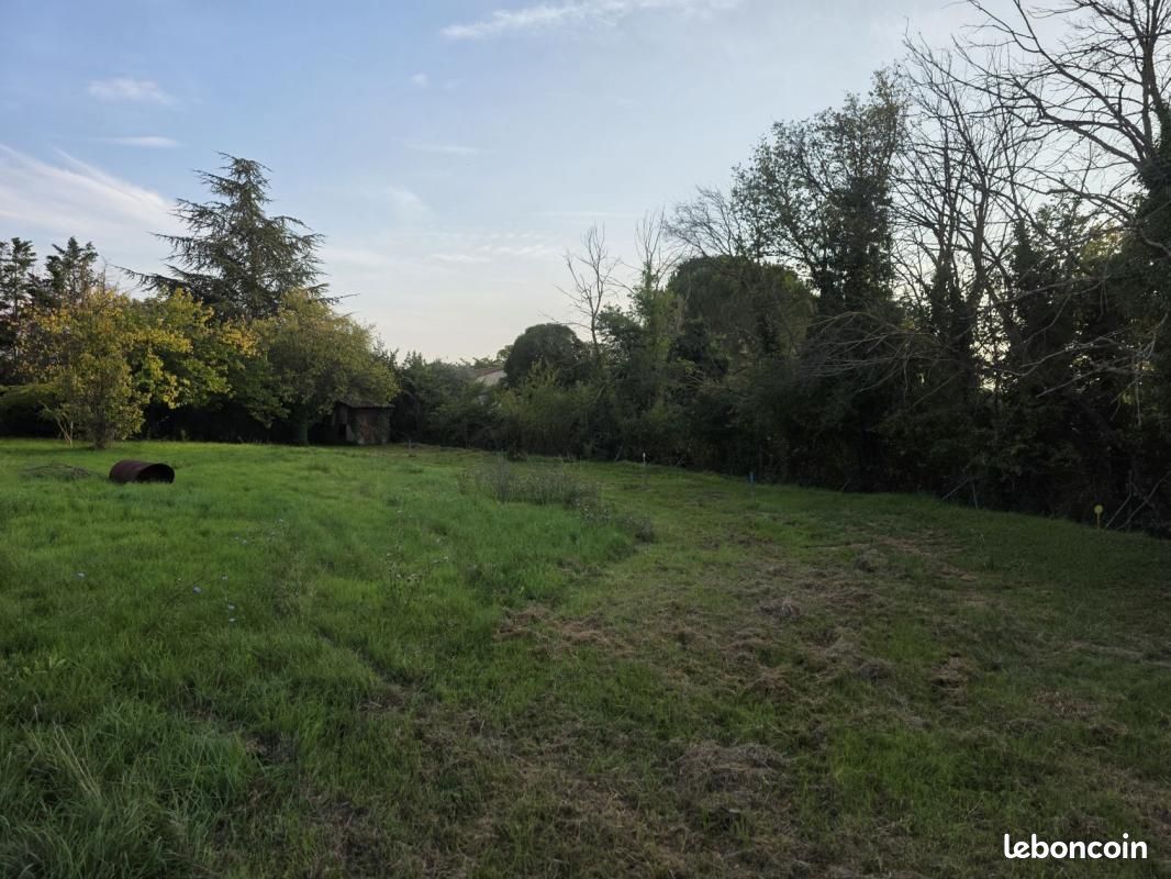 Terrain 1 100 m² Jouques · 195 000 €