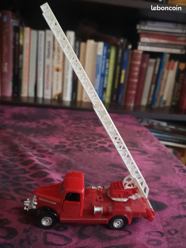 Camion pompier grande échelle (image 1)