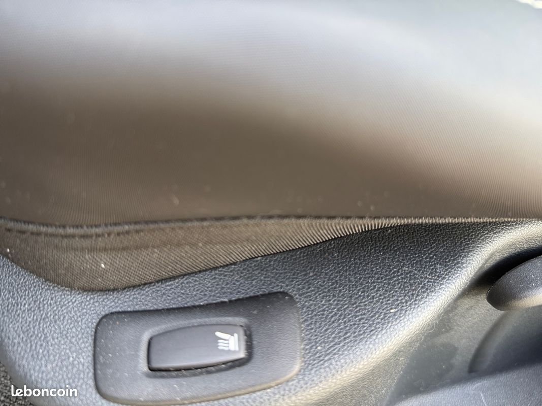 RENAULT CLIO 1.2 TCE 120 INITIALE PARIS 118Ch Sièges chauffants Système Bose Garantie 12 mois (image 23)