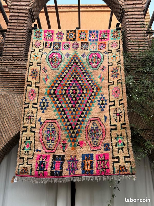 Tapis Berbère Antique Vintage Losange Fuchsia– 300x200 cm - Pièce Vintage – Édition Diamant Pop – Design Authentique (image 1)