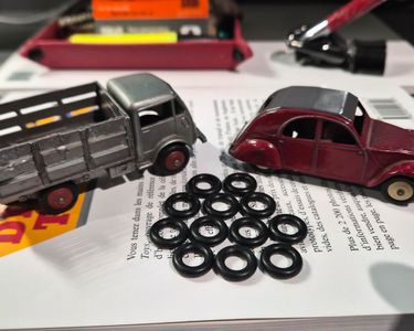 Lot De 2 Petits Pneus Noirs Striés 15/8 N°837-S - Pour Dinky Toys Réédition, Neufs