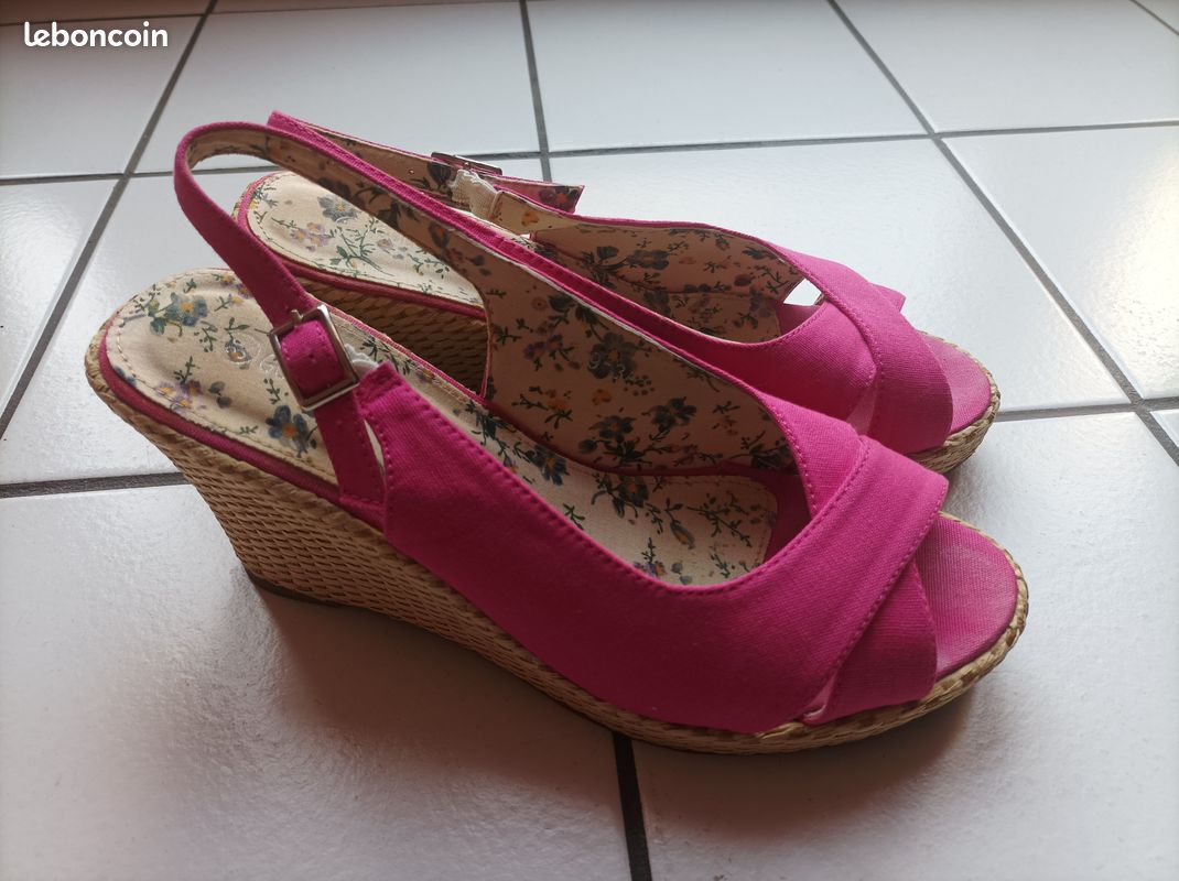Sandales Compensées Schuh En Rose Avec Effet Bois – Taille UK 7 (EU 40) – Occasion Bon état