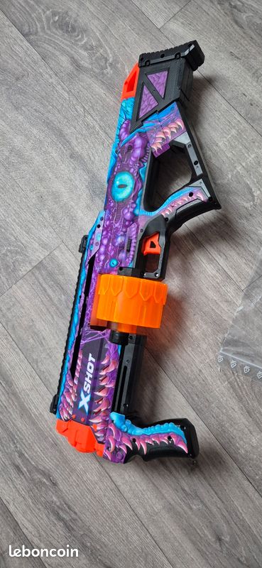 X-Shot Skins Enigma Last Stand – Blaster 14 Fléchettes Avec Technologie Air Pocket – Pistolet Jouet Puissant 27 M – 4 Skins Collection