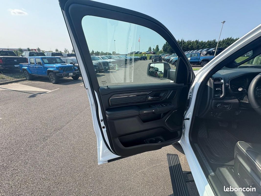 Dodge ram 1500 crew limited night edition rambox 2025 (image 11)