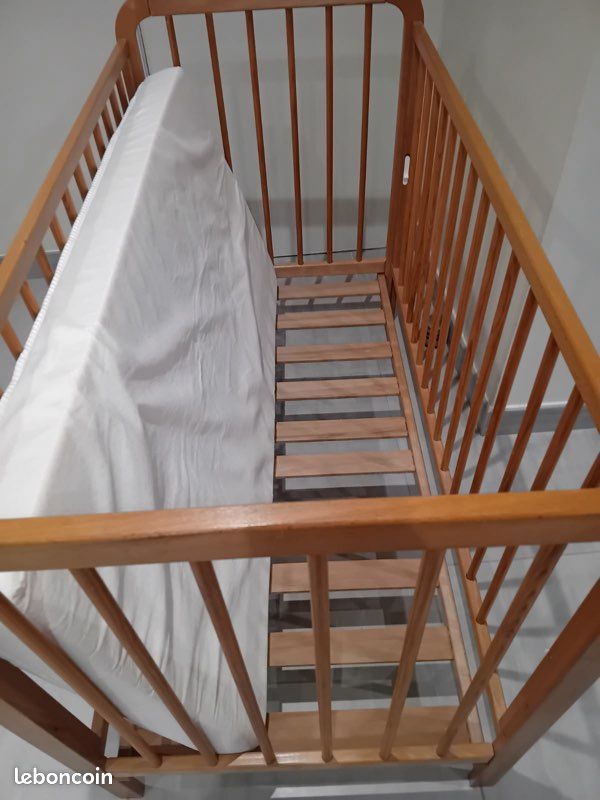 Lit bébé à barreaux en bois avec matelas (image 1)