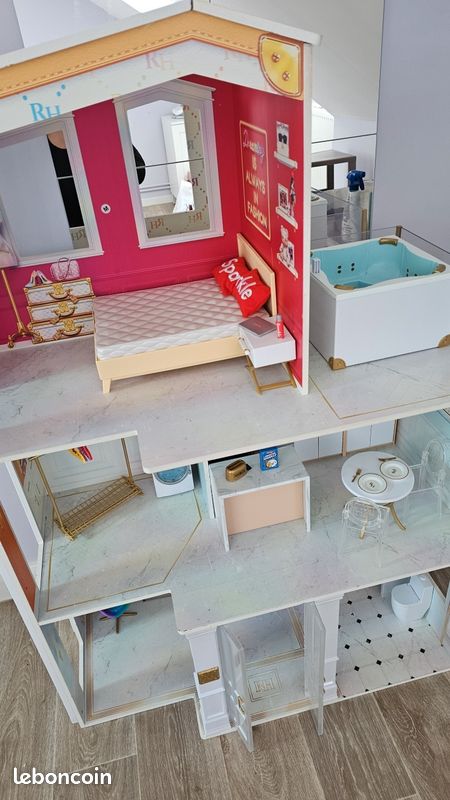 Grande maison Rainbow – Maison de poupée de 3 étages (hauteur : 120 cm, largeur : 90 cm), Entièrement meublée avec baignoire fonctionnelle, douche, évier, ascenseur & + 50 accessoires, 6 à 12 ans