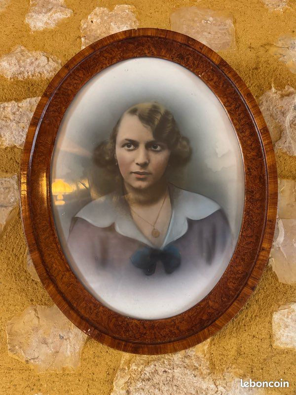 Tableau Ovale Rétro – Femme Mode – Cadre Bois – 37 X 32 Cm