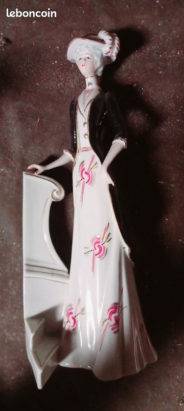 Statuette porcelaine peinte à la main représentant une femme élégante (image 2)