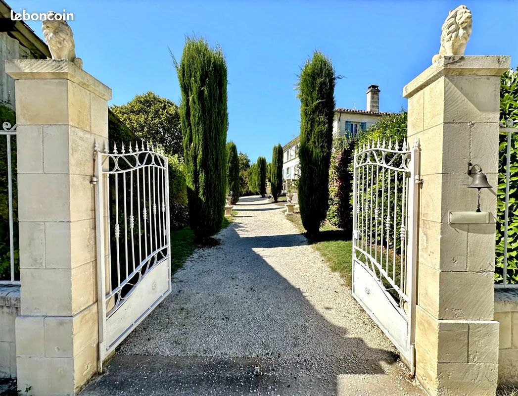 Maison 10 pièces 285 m² · à Saint-Dizant-du-Gua · 285 m² · 649 000 €